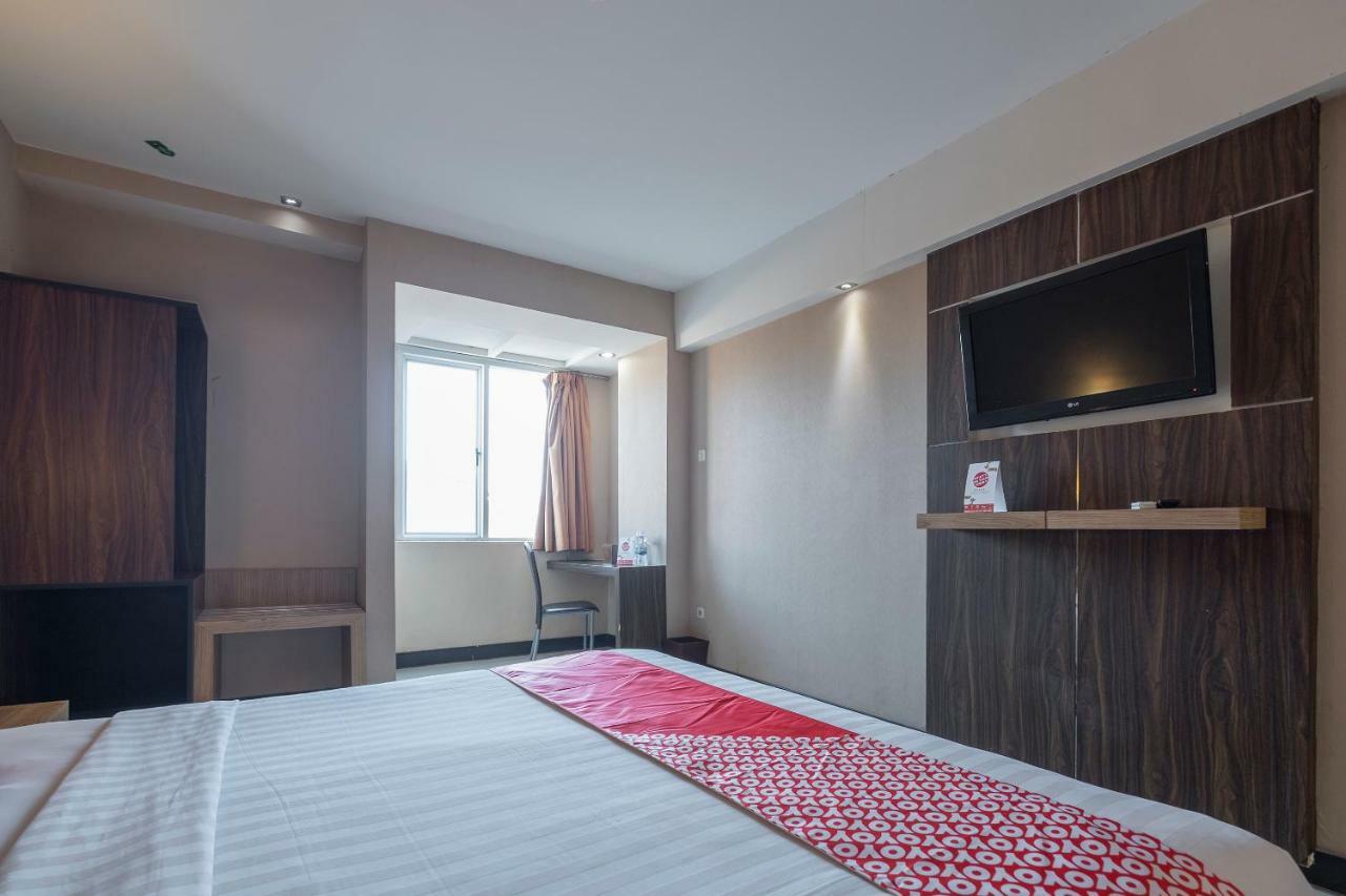 Oyo 1081 Allson City Hotel Makassar Exterior photo