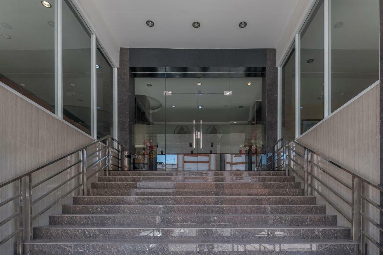 Oyo 1081 Allson City Hotel Makassar Exterior photo