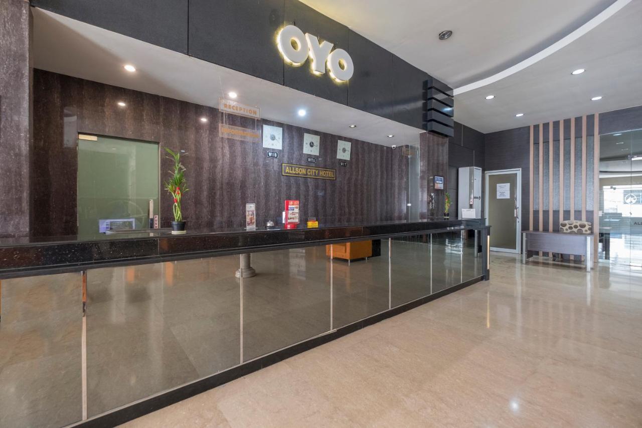 Oyo 1081 Allson City Hotel Makassar Exterior photo